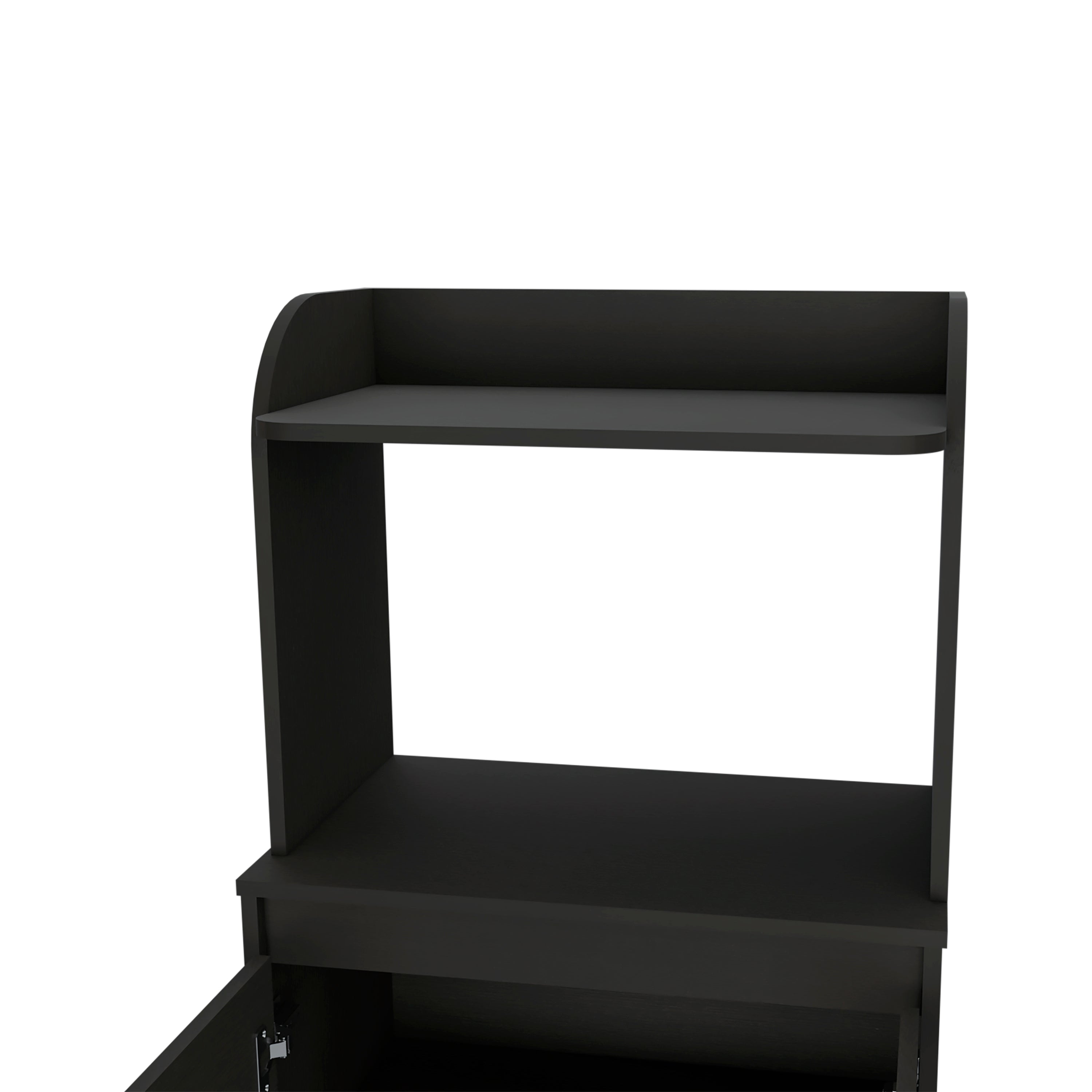 MLW 6770 - Close-up of microwave shelf and top shelf